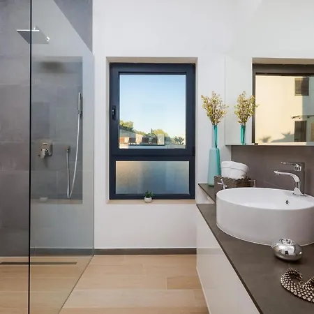Luxury White Pearl With Pool *
